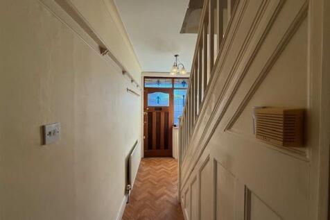 ENTRANCE/VESTIBULE
