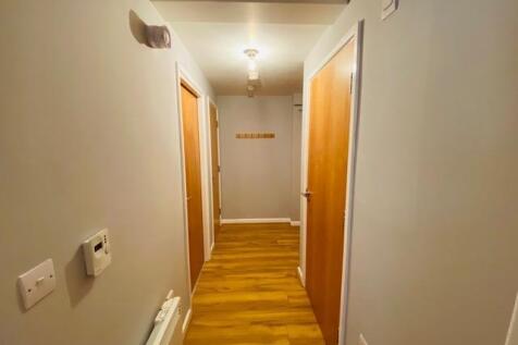 ENTRANCE/VESTIBULE