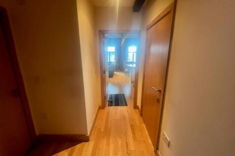ENTRANCE/VESTIBULE