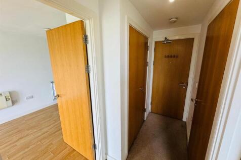 ENTRANCE / HALLWAY