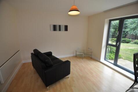 OPEN-PLAN LOUNGE/KITCHEN