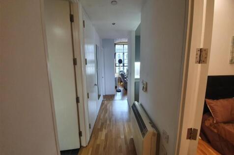 ENTRANCE/VESTIBULE