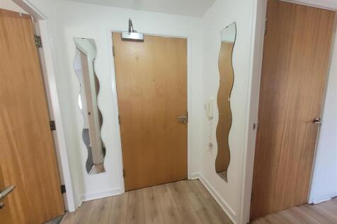 ENTRANCE/VESTIBULE