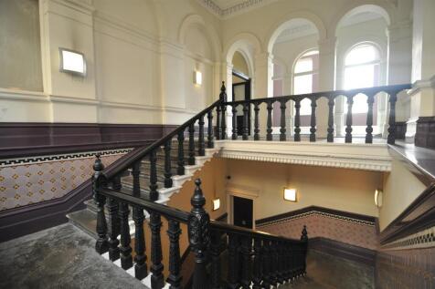 ENTRANCE/VESTIBULE