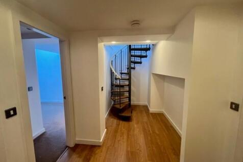 ENTRANCE/VESTIBULE