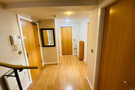 ENTRANCE/VESTIBULE