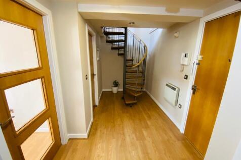 ENTRANCE/VESTIBULE