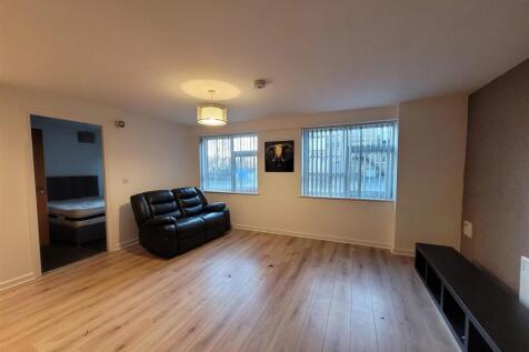 OPEN PLAN LOUNGE/KITCHEN