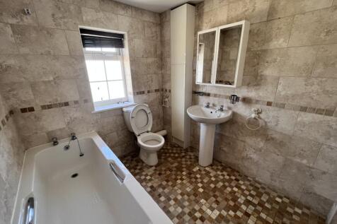 Family Bathroom (Upstairs)
