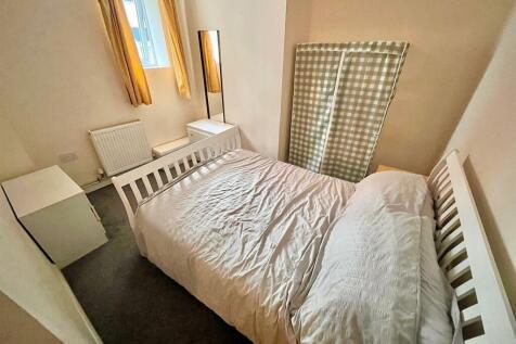 Bedroom 1.jpg
