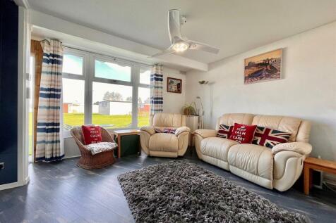Open Plan Living Room/Kitchen