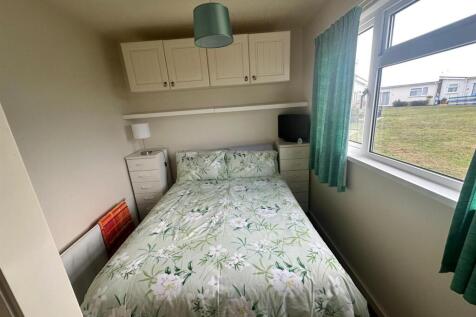 Bedroom 1 (2).jpg