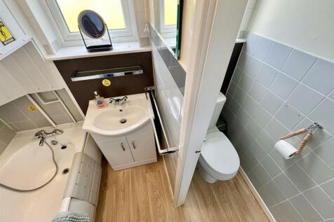 Bathroom/Cloakroom