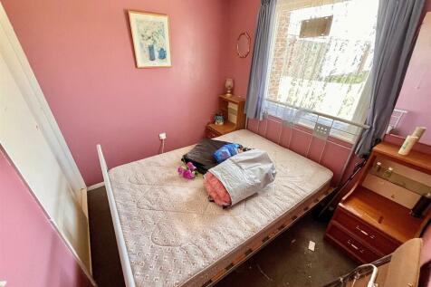 Bedroom 1.jpg