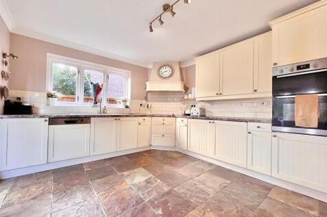 Kitchen / Dining Area