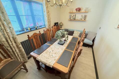 Dining Room/Bedroom 4
