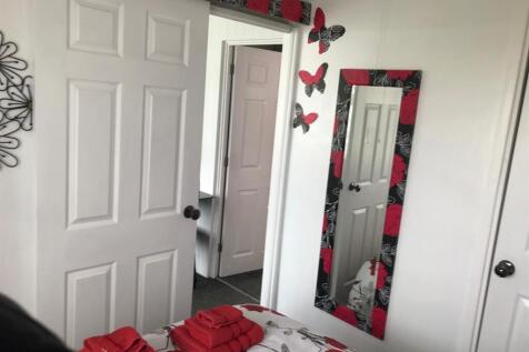 Bedroom 1 (2).jpg