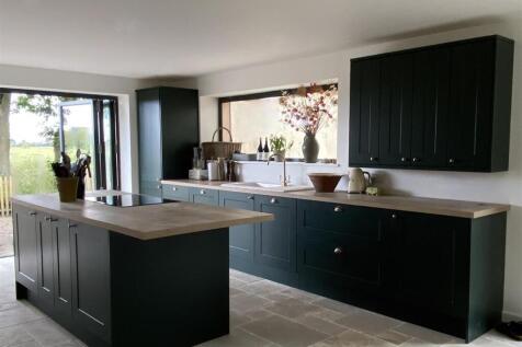 4 Kitchen.JPG