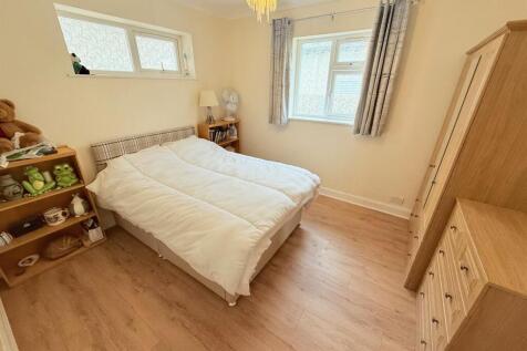 Bedroom 1 (2).jpg