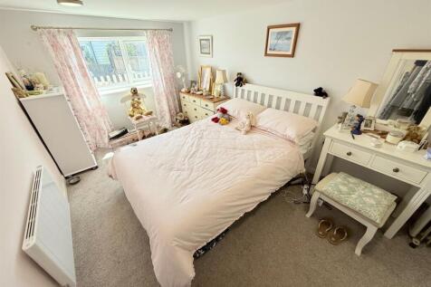 Bedroom 1.jpg
