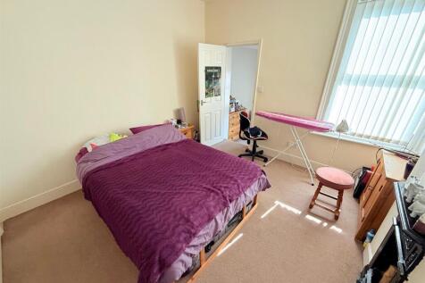 Bedroom 1 img 2.jpg