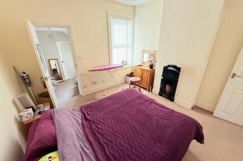 Bedroom 1.jpg