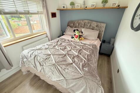 Bedroom 1.jpg