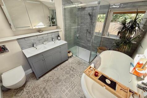 En-Suite Bathroom