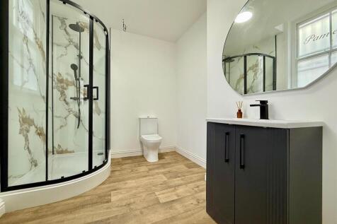 Flat 1 Shower Room.jpg