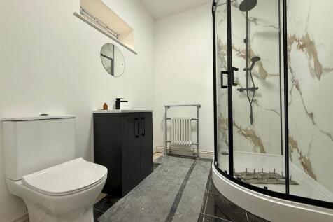 Flat 2 Shower Room.jpg