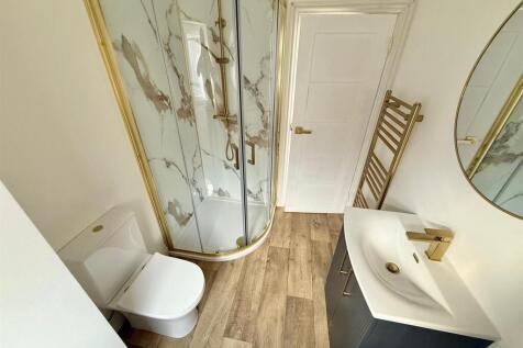 Flat 3 Shower Room.jpg