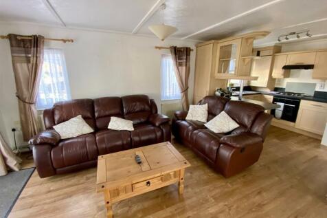 open plan lounge kitchen.jpg