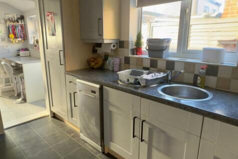 KITCHEN TO BREAKFAST ROOM.jpg