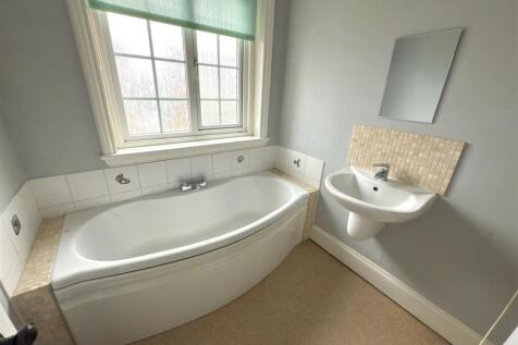 MAIN BATHROOM.jpg