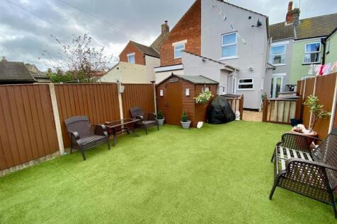 REAR GARDEN.jpg