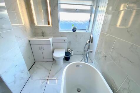 MAIN BATHROOM.jpg