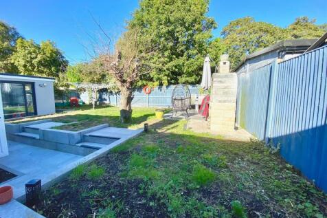 REAR GARDEN.jpg