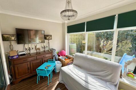 REAR GARDEN ROOM.jpg