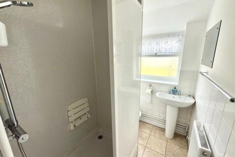 SHOWER ROOM.jpg