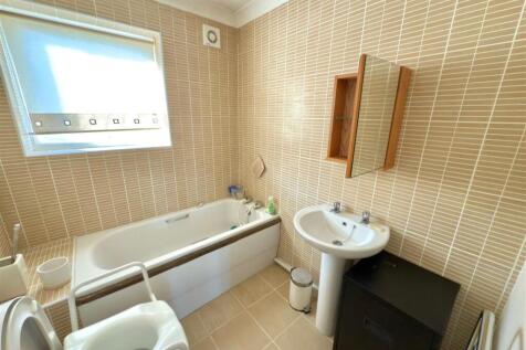 BATHROOM FIRST FLOOR.jpg