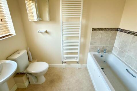 MAIN BATHROOM.jpg