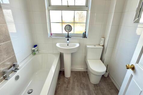 MAIN BATHROOM.jpg