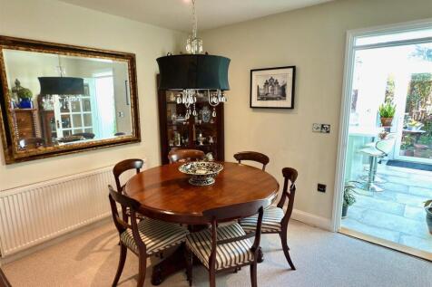 DINING ROOM.jpg