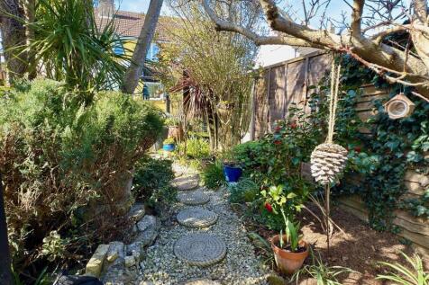 GARDEN REAR 1.jpg