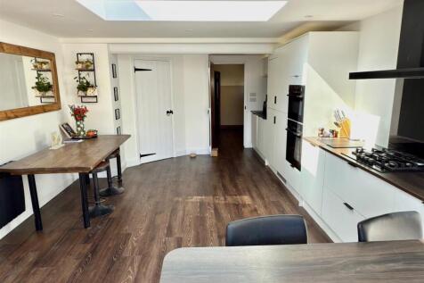 KITCHEN DINER AREA.jpg