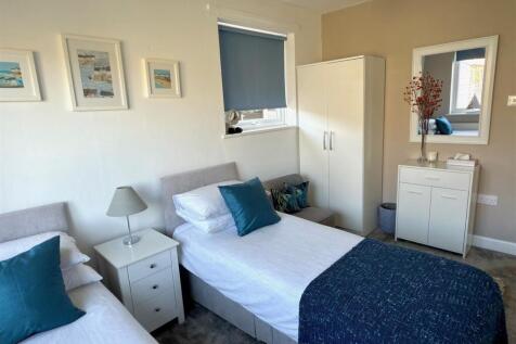 Bedroom 1.jpg