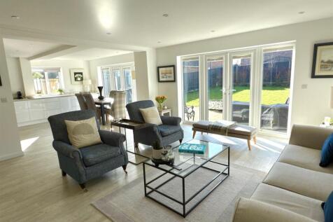Open Plan Lounge To Kitchen.jpg