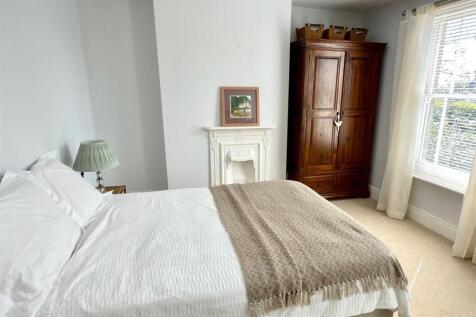Bed 1.jpg