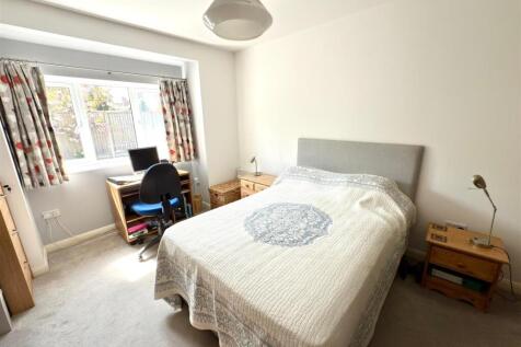Bed 2.jpg