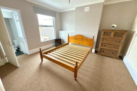 Bed 2.jpg